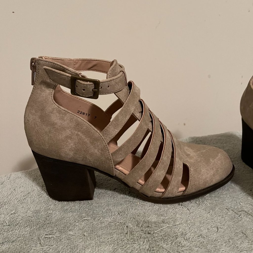 Shoes - Picture 4 of 4